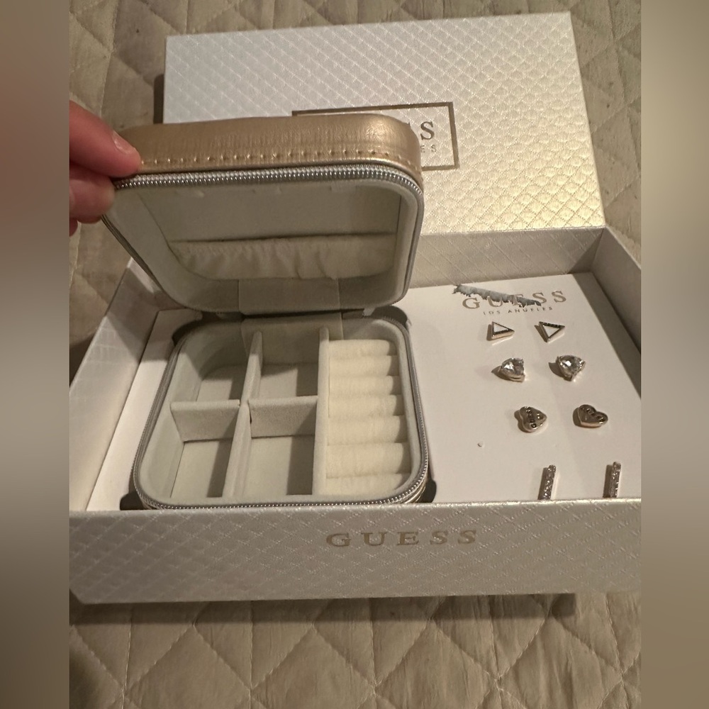 Guess Los Angeles Travel Jewelry Case Gift Set Gold Earings